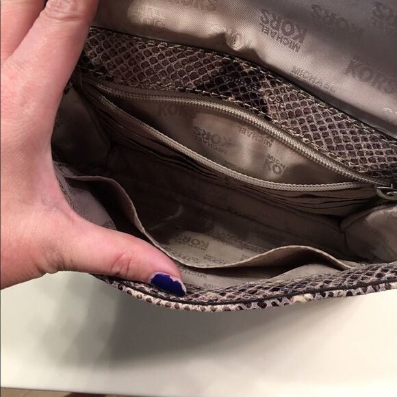 MichaelāKorsĀ Snakeskinā
Purse - Picture 3 of 8